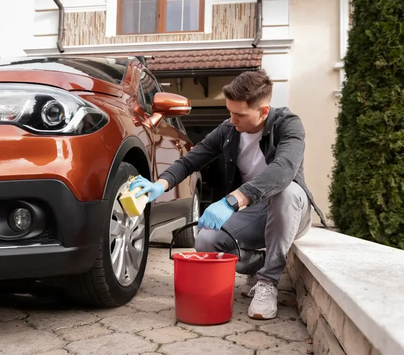 Lavage auto à domicile Bousbach : professionnel intervenant sur un véhicule